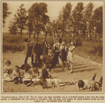 872186 Afbeelding van een groepje kinderen dat de schoolvakantie viert op een braakliggend terrein in de wijk Oog in Al ...